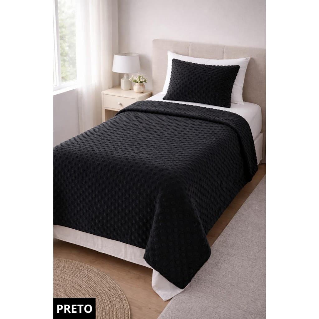 Manta cobertor microfibra preta com textura em relevo, cobrindo cama de solteiro em quarto branco