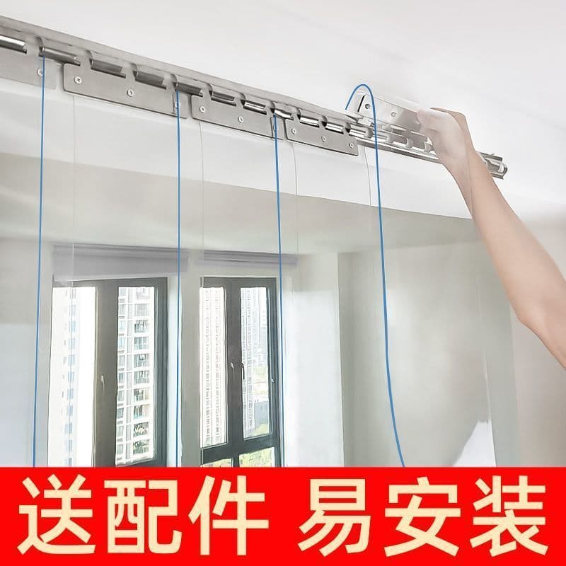 Cortina de porta transparente de PVC para proteção contra frio, instalada em trilho de teto metálico, vista de uma janela.