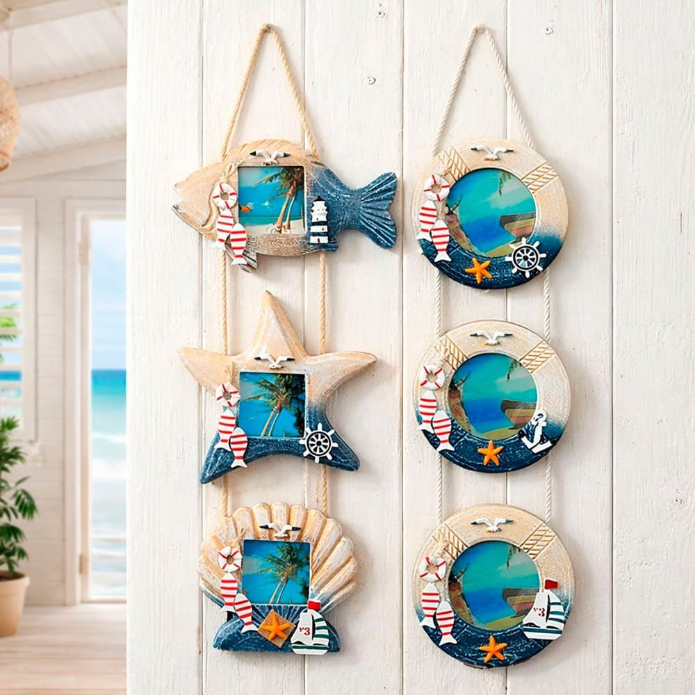 Kit de porta retratos náuticos de parede com formas de peixe, estrela do mar, concha e bóia, com fundo azul e branco.