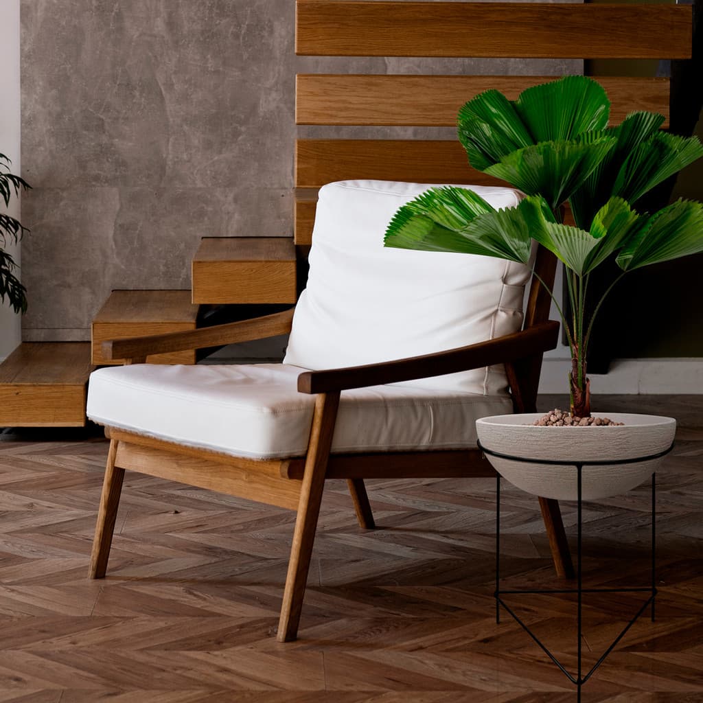 Suporte de chão para vasos e plantas de arame preto com planta em vaso branco