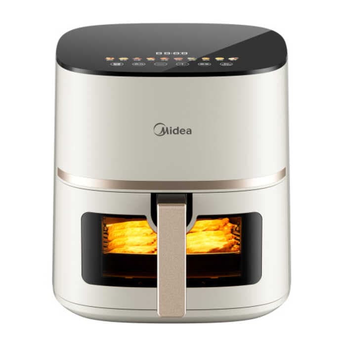 Fritadeira de ar Midea branca e preta com controles digitais e alimentos fritos visíveis