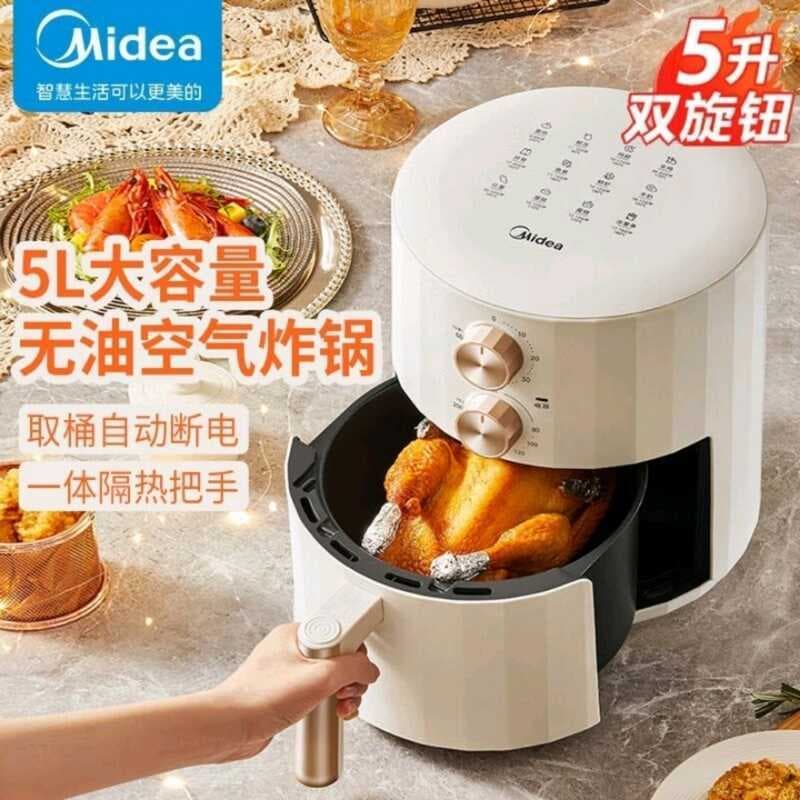 Fritadeira elétrica branca e preta Midea com frango inteiro dentro