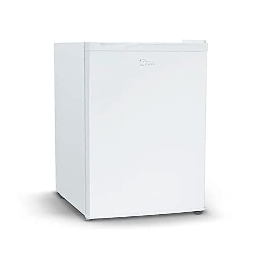 Geladeira branca de pequeno porte, modelo FRIGOBAR MIDEA 67L 127V, em fundo branco, mostrando a porta de vidro e o logo.