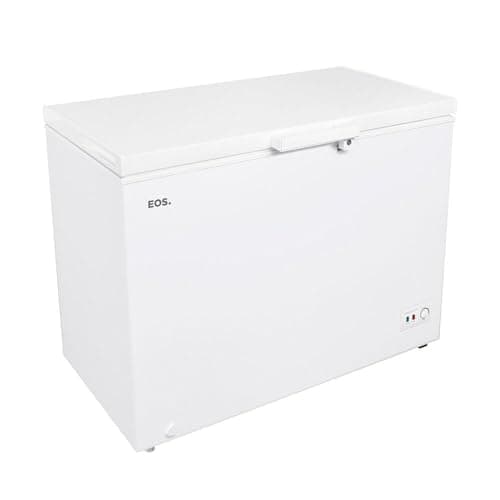 Freezer horizontal branco EOS 309 litros, fundo branco, controle de temperatura, plugue de energia, etiqueta EOS.