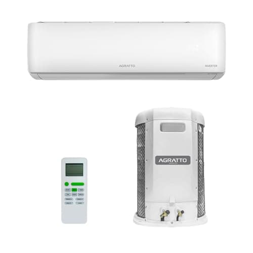 Conjunto de ar condicionado split Agratto com unidades interna e externa brancas e controle remoto branco com botões verdes.