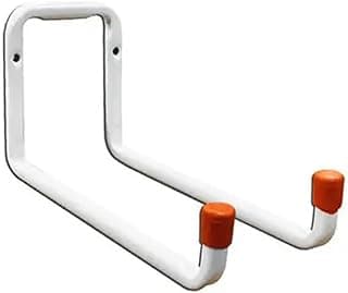 Dois ganchos de armazenamento em forma de P, brancos com extremidades laranja, para pendurar escadas, bicicletas e cadeiras.