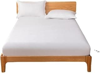 Cama com colchão coberto por lençol branco elástico e dois travesseiros