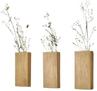 Três suportes de plantas de madeira em forma de cubo com plantas secas