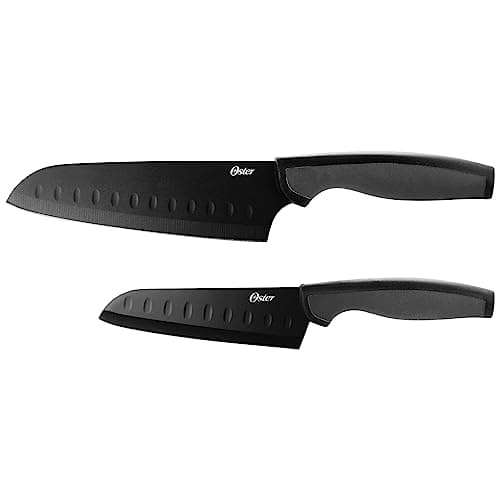 Duas facas Santoku da Oster em aço inoxidável com revestimento antiaderente Slice Craft, logo 'Oster' gravado na lâmina, lâmina serrilhada, cabo preto, fundo branco.