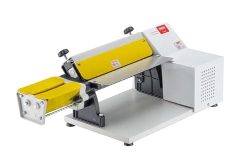 Cilindro elétrico com cortador de talharim 2 127v, ângulo frontal, fundo branco, preto e amarelo, botão vermelho