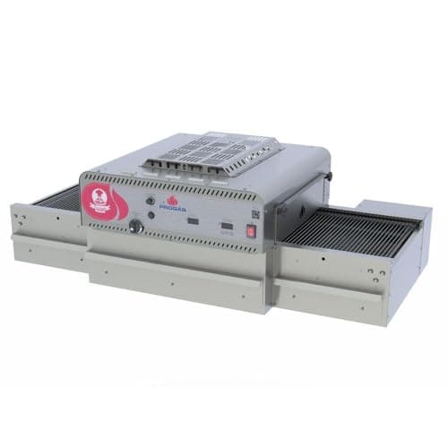 Forno de esteira para pizza PRFE-400 Progás, aço inoxidável, grelha dupla, compartimentos, botões e logotipo vermelho com chamas, fundo branco.