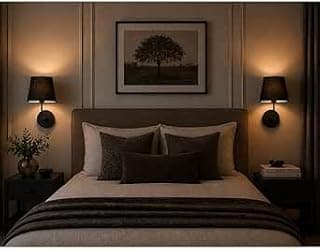 Luminária de parede preta em um quarto de dormir com cama e decoração minimalista.