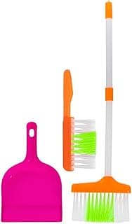 Kit de limpeza infantil com vassoura rosa, escova branca com cerdas verdes e pá laranja.