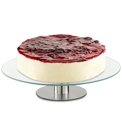 Torta de queijo em prato giratório com cobertura de frutas vermelhas, base de vidro transparente e pé de aço inoxidável