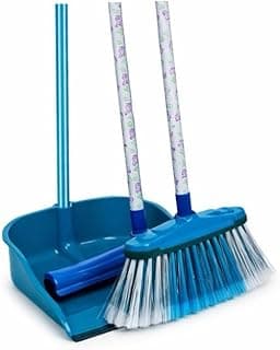 Kit de limpeza com vassoura, rodo duplo e pá de lixo, todos em azul, fundo branco