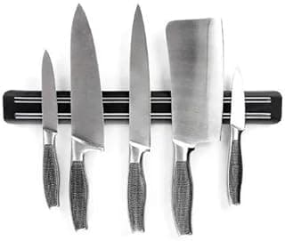 Barra magnética com seis facas suspensas em fundo branco, ideal para organização na cozinha.