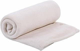 Cobertor de microfibra branco rolado em forma de rolo