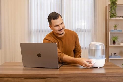 Umidificador de ar WAP Air Flow U2 branco, em uso em ambiente de trabalho.