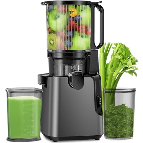 Espremedor de prensa a frio preto com frutas e vegetais, copo de suco verde e vegetais picados.
