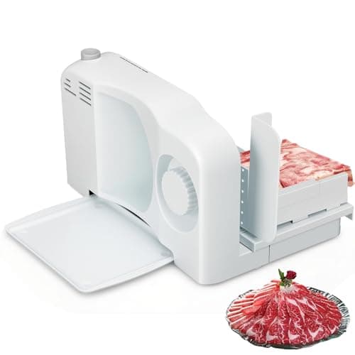 Fatiador de frios elétrico branco com carne fatiada ao lado