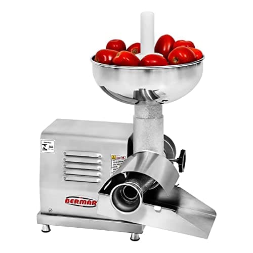 Despolpador de Tomate Bermar BM73NR em fundo branco, com tomate vermelho no recipiente coletor.