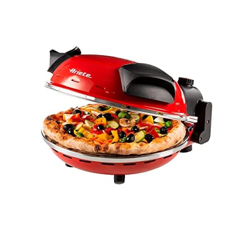 Forno para pizza Ariete vermelho com tampa aberta mostrando uma pizza assada com vegetais