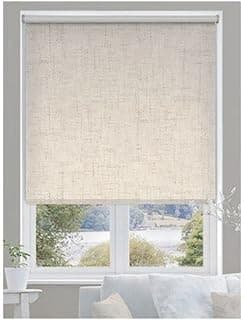 Cortina rolo blackout de linho bege, 140x160 cm, totalmente descida em janela com vista para vegetação.