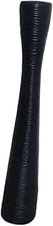 Vaso decorativo minimalista preto para arranjos florais, com textura de linhas verticais, ideal para mesa de trabalho.