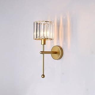 Luminária de parede com difusor de cristal transparente e suporte dourado, ideal para sala de estar.