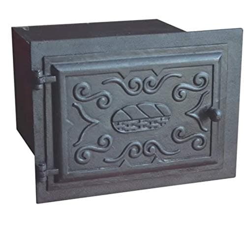 Forno de ferro fundido grande com design ornamental na porta
