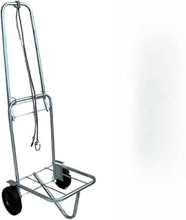 Carrinho de carga dobrável em aço cromado com rodas, fundo branco
