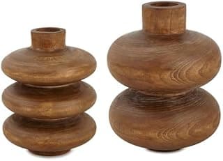 Dois vasos de madeira marrom empilhados em fundo branco