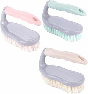 Três escovas de limpeza multiuso com cabo ergonômico, cinza e rosa, cerdas brancas, fundo branco