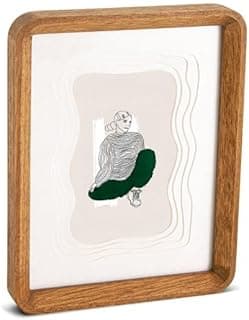 Porta-retrato em madeira com moldura marrom, imagem de uma mulher sentada em cinza e verde.