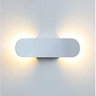 Luminária de parede moderna branca com design de arco emitindo luz amarela.