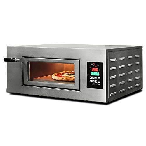 Forno de lastro Skymsen digital para pizza, cor prata, com porta aberta e pizza sendo assada.