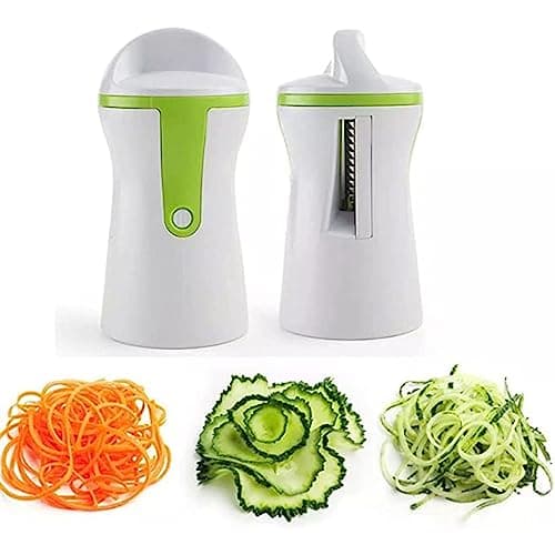 Cortador de legumes com diferentes cortes de cenoura e pepino em fundo branco
