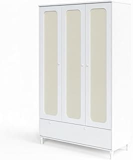 Guarda-roupa infantil branco com três portas, pés e puxadores em madeira maciça.