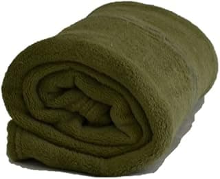 Cobertor de microfibra verde jade enrolado, textura macia e aparência suave.