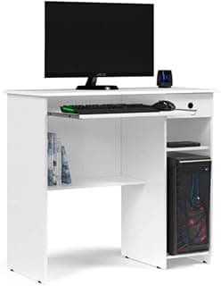 Mesa de computador branca com gaveta e suporte para teclado e CPU, monitor, teclado e mouse na mesa, CPU na parte inferior.