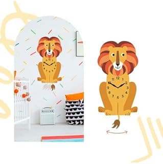 Relógio de parede infantil em formato de leão, com fundo branco e detalhes decorativos, ideal para decoração de quarto infantil.