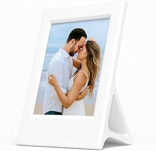 Porta-retrato branco minimalista com foto de casal na praia