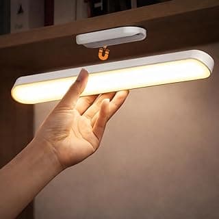 Luminária de mesa LED recarregável USB com iluminação suave, iluminando uma prateleira.