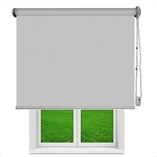 Cortina persiana rolo blackout cinza para janela com vista de gramado verde