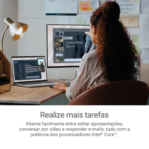 Mulher usando notebook Dell Core 5 120U FHD+ 14' prata em uma mesa.