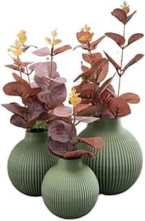 Trio de vasos decorativos verdes com plantas artificiais de folhas vermelhas