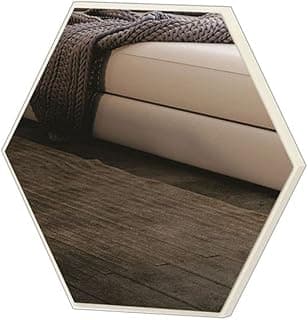 Espelho decorativo hexagonal branco de 34,5cm com reflexo de cama e coberta