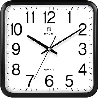 Relógio de parede quadrado preto Wari com mostrador branco, números 1 a 12, ponteiros pretos e texto 'QUARTZ'.