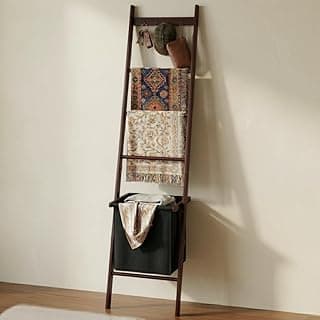 Escada de teto marrom com cesta de bambu e ganchos para armazenamento de toalhas