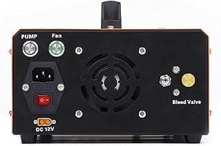 Compressor de ar PCP 300bar, parte traseira, fundo branco, botões PUMP e Fan, conector de energia, botão vermelho, Bleed Valve, DC 12V